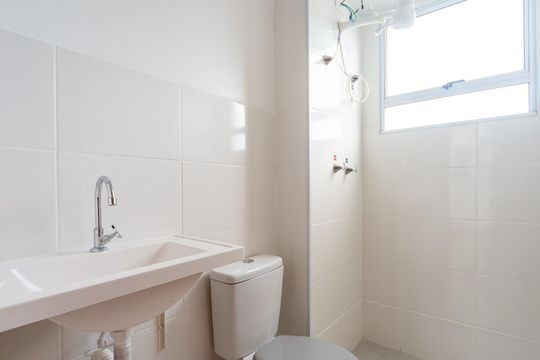 Banheiro de apartamento para alugar com 2 quartos, 48m² em Cecília, Viamão