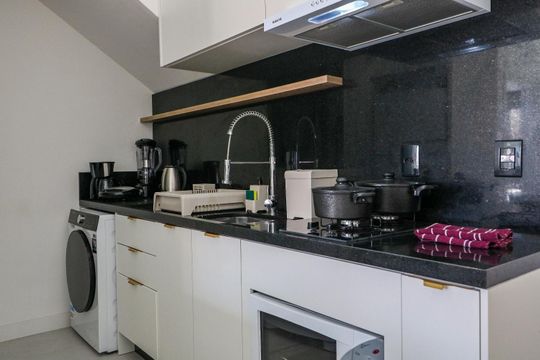 Cozinha de apartamento para alugar com 2 quartos, 74m² em Jurerê, Florianópolis
