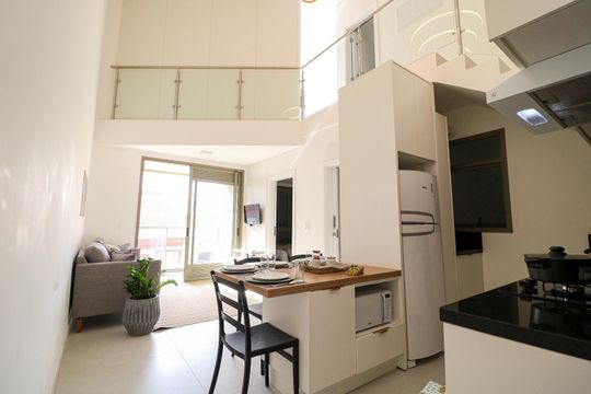 Cozinha de apartamento para alugar com 2 quartos, 74m² em Jurerê, Florianópolis