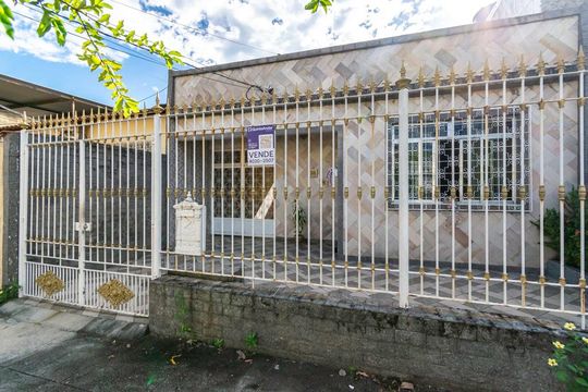Fachada de casa à venda com 3 quartos, 138m² em Vila Kosmos, Rio de Janeiro