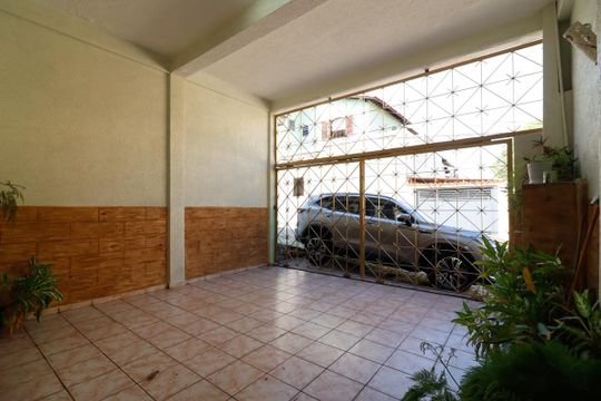 Garagem de casa à venda com 2 quartos, 130m² em Vila Dalila, São Paulo