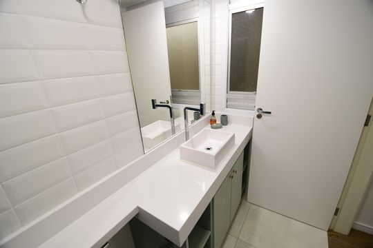 Banheiro de kitnet/studio para alugar com 1 quarto, 40m² em Cambuí, Campinas