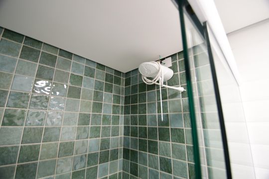 Banheiro de kitnet/studio para alugar com 1 quarto, 40m² em Cambuí, Campinas