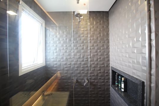 Banheiro de apartamento à venda com 2 quartos, 90m² em Jardim Sabará, Porto Alegre