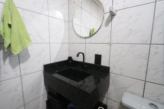 Banheiro de apartamento à venda com 2 quartos, 49m² em Conjunto Habitacional Teotonio Vilela, São Paulo