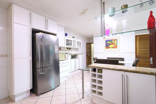 Cozinha  de casa à venda com 4 quartos, 190m² em Alto da Lapa, São Paulo