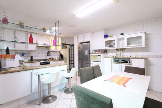 Cozinha  de casa à venda com 4 quartos, 190m² em Alto da Lapa, São Paulo