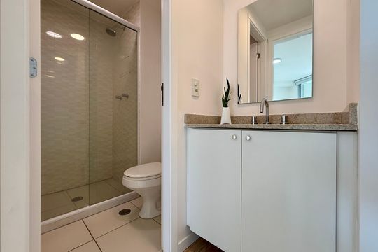 Banheiro de apartamento à venda com 1 quarto, 48m² em Campo Belo, São Paulo