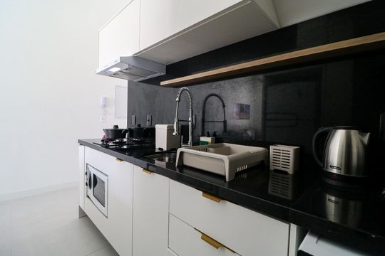 Cozinha de apartamento para alugar com 2 quartos, 74m² em Jurerê, Florianópolis