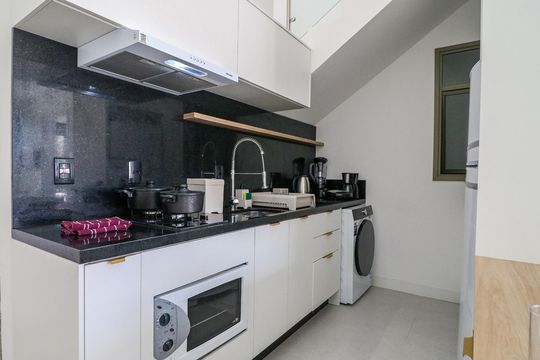 Cozinha de apartamento para alugar com 2 quartos, 74m² em Jurerê, Florianópolis
