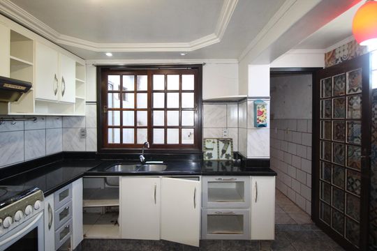 Cozinha de casa à venda com 3 quartos, 160m² em Costa E Silva, Porto Alegre