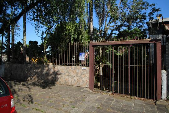 Fachada de casa à venda com 3 quartos, 160m² em Costa E Silva, Porto Alegre