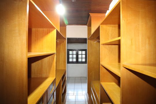 Closet da suíte 1 de casa à venda com 3 quartos, 160m² em Costa E Silva, Porto Alegre