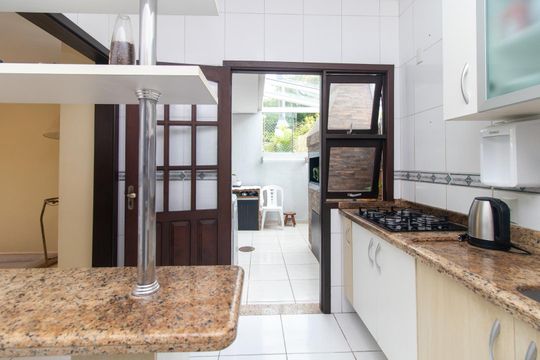 Cozinha de casa à venda com 3 quartos, 150m² em Espírito Santo, Porto Alegre