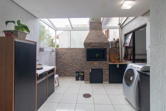 Quintal de casa à venda com 3 quartos, 150m² em Espírito Santo, Porto Alegre