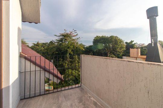 Varanda de casa à venda com 3 quartos, 150m² em Espírito Santo, Porto Alegre