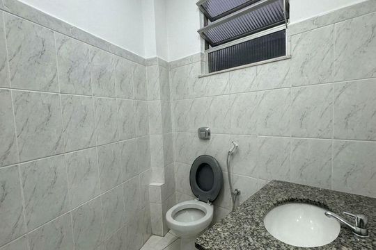 Banheiro de apartamento à venda com 2 quartos, 49m² em Bonsucesso, Rio de Janeiro