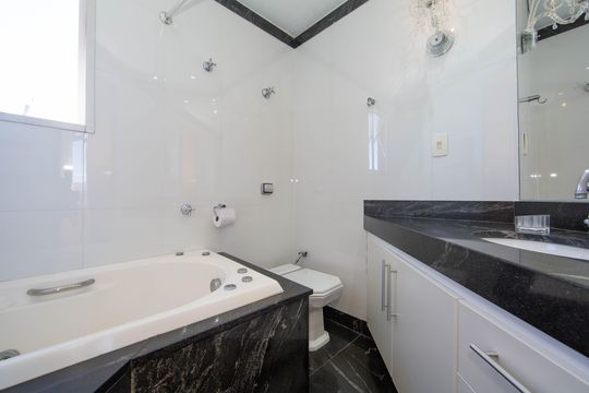 BANHEIRO2 de apartamento à venda com 4 quartos, 126m² em Barro Preto, Belo Horizonte