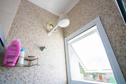 Banheiro social de apartamento à venda com 2 quartos, 49m² em Jardim Progresso, Santo André