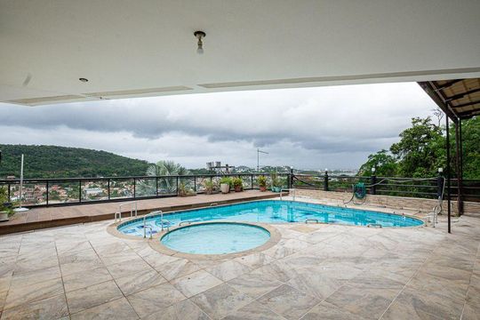 Casa à venda com 3 quartos, 300m² em Piratininga, Niterói