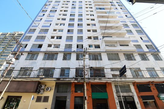 Fachada do Prédio / Placa de apartamento à venda com 2 quartos, 75m² em Centro, Campinas