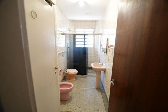 Banheiro de apartamento à venda com 2 quartos, 75m² em Centro, Campinas