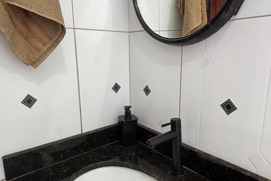 Banheiro de apartamento à venda com 2 quartos, 56m² em Vila Camilópolis, Santo André