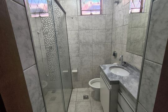 Banheiro de casa à venda com 2 quartos, 160m² em Santa Efigênia, Belo Horizonte
