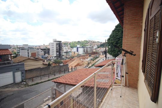Varanda de casa à venda com 3 quartos, 86m² em Diamante, Belo Horizonte