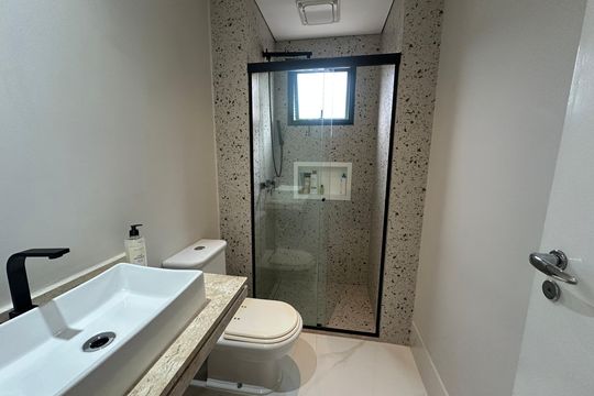 Banheiro de apartamento à venda com 2 quartos, 94m² em Alphaville Industrial, Barueri