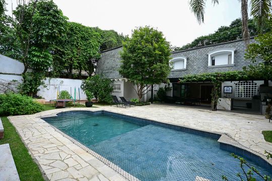 Fachada Posterior de casa à venda com 5 quartos, 735m² em Jardim Leonor, São Paulo