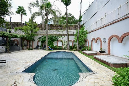 Piscina de casa à venda com 5 quartos, 735m² em Jardim Leonor, São Paulo