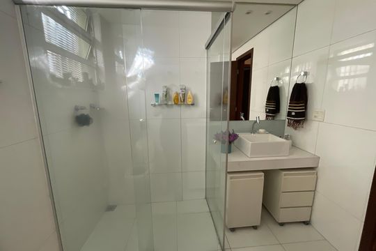 Banheiro de apartamento à venda com 3 quartos, 180m² em Cruzeiro, Belo Horizonte