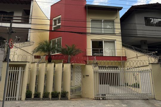 Fachada de casa à venda com 3 quartos, 330m² em Jardim Maia, Guarulhos