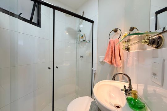 Banheiro de apartamento à venda com 2 quartos, 120m² em Mansões Santo Antônio, Campinas