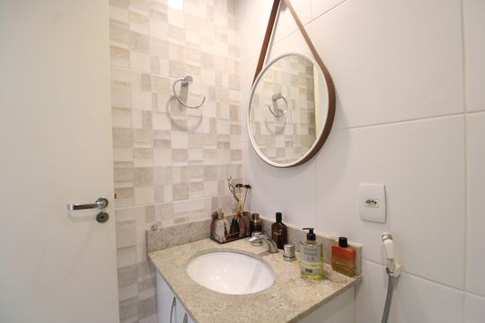 Banheiro social de apartamento à venda com 2 quartos, 70m² em Barra Olímpica, Rio de Janeiro