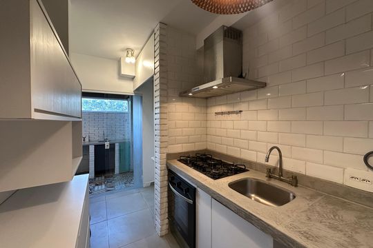Cozinha de apartamento para alugar com 2 quartos, 78m² em Empresarial 18 do Forte, Barueri