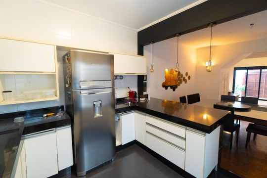 Cozinha de casa para alugar com 4 quartos, 182m² em Mirandópolis, São Paulo