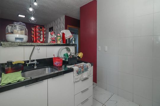 Cozinha de apartamento à venda com 2 quartos, 43m² em Chácara das Pedras, Porto Alegre