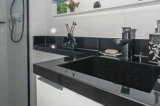 Banheiro de apartamento à venda com 2 quartos, 43m² em Chácara das Pedras, Porto Alegre