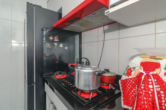 Cozinha de apartamento à venda com 2 quartos, 43m² em Chácara das Pedras, Porto Alegre