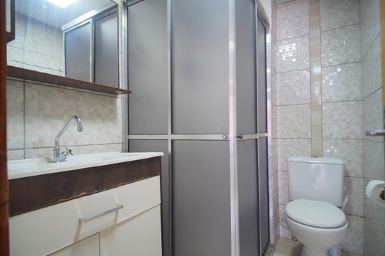 Banheiro de apartamento à venda com 3 quartos, 56m² em Santos Dumont, São Leopoldo
