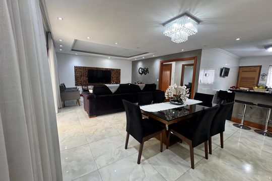 Casa à venda com 3 quartos, 280m² em Jardim Faria Lima, São Paulo