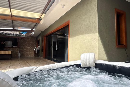 Piscina  de casa à venda com 3 quartos, 280m² em Jardim Faria Lima, São Paulo