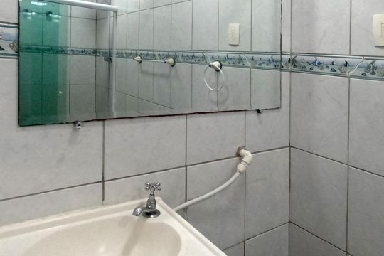 Banheiro de kitnet/studio para alugar com 1 quarto, 37m² em Ponta da Praia, Santos