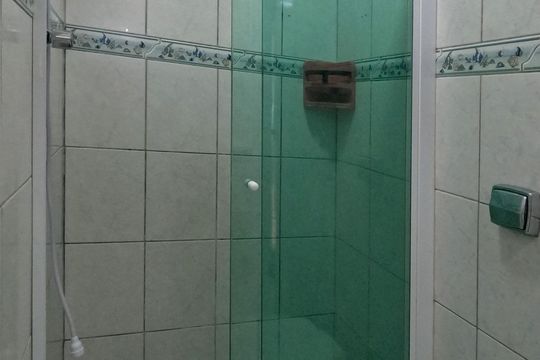 Banheiro de kitnet/studio para alugar com 1 quarto, 37m² em Ponta da Praia, Santos