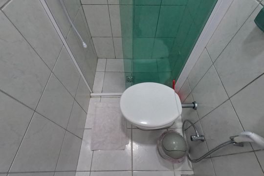 Banheiro de kitnet/studio para alugar com 1 quarto, 37m² em Ponta da Praia, Santos