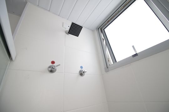 Banheiro social de apartamento para alugar com 2 quartos, 48m² em Pechincha, Rio de Janeiro