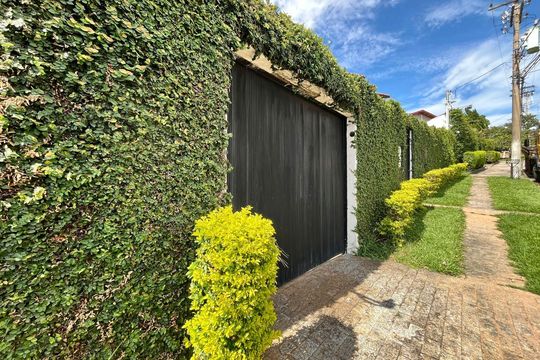 Fachada da Casa de casa à venda com 4 quartos, 390m² em Parque São Quirino, Campinas