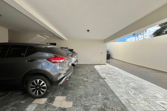 Garagem de casa à venda com 4 quartos, 390m² em Parque São Quirino, Campinas